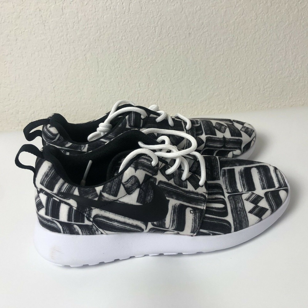 New Nike Roshe One Print Black White 844958-100 NEW Women's Shoes Size 6.5